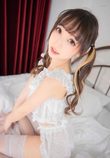 美女露出让男生揉图片
